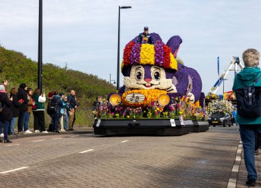Noordwijk, Hollanda - 22 Nisan 2023: Bloemencorso Bollenstreek 'te Noordwijk' ten Hollanda 'daki Haarlem' e her yıl düzenlenen Bahar Çiçeği Geçidi 'nde muhteşem çiçekler kaplandı. 