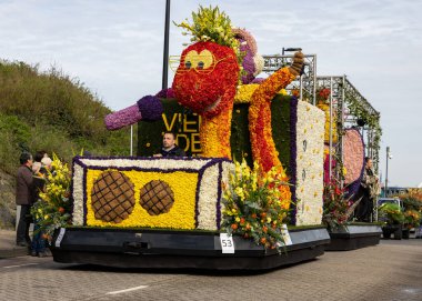 Noordwijk, Hollanda - 22 Nisan 2023: Bloemencorso Bollenstreek 'te Noordwijk' ten Hollanda 'daki Haarlem' e her yıl düzenlenen Bahar Çiçeği Geçidi 'nde muhteşem çiçekler kaplandı. 