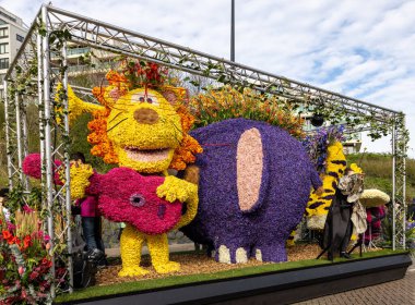 Noordwijk, Hollanda - 22 Nisan 2023: Bloemencorso Bollenstreek 'te Noordwijk' ten Hollanda 'daki Haarlem' e her yıl düzenlenen Bahar Çiçeği Geçidi 'nde muhteşem çiçekler kaplandı. 