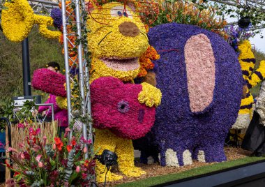 Noordwijk, Hollanda - 22 Nisan 2023: Bloemencorso Bollenstreek 'te Noordwijk' ten Hollanda 'daki Haarlem' e her yıl düzenlenen Bahar Çiçeği Geçidi 'nde muhteşem çiçekler kaplandı. 