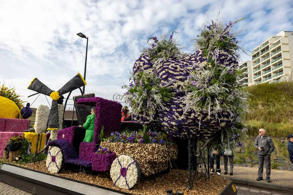 Noordwijk, Hollanda - 22 Nisan 2023: Bloemencorso Bollenstreek 'te Noordwijk' ten Hollanda 'daki Haarlem' e her yıl düzenlenen Bahar Çiçeği Geçidi 'nde muhteşem çiçekler kaplandı. 