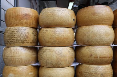 Cremona, İtalya - 7 Eylül 2022: Cremona, Lombardy, İtalya 'daki çiftçi pazarı sırasında Parmigiano Reggiano peynirinin tamamı bir tezgahta satıldı