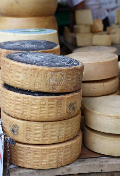 クレモナ イタリア 2022年9月7日 イタリアのロンバルディア州クレモナの農家市場で屋台で販売されたモンテ ヴェロネーゼチーズの全輪 — ストック写真