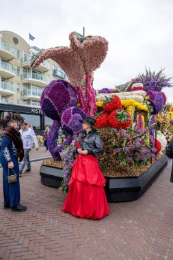 Noordwijk, Hollanda - 22 Nisan 2023: Bloemencorso Bollenstreek 'te Noordwijk' ten Hollanda 'daki Haarlem' e her yıl düzenlenen Bahar Çiçeği Geçidi 'nde muhteşem çiçekler kaplandı. 