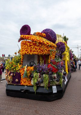 Noordwijk, Hollanda - 22 Nisan 2023: Bloemencorso Bollenstreek 'te Noordwijk' ten Hollanda 'daki Haarlem' e her yıl düzenlenen Bahar Çiçeği Geçidi 'nde muhteşem çiçekler kaplandı. 