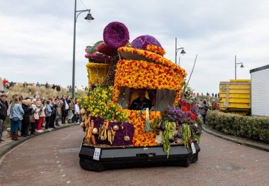 Noordwijk, Hollanda - 22 Nisan 2023: Bloemencorso Bollenstreek 'te Noordwijk' ten Hollanda 'daki Haarlem' e her yıl düzenlenen Bahar Çiçeği Geçidi 'nde muhteşem çiçekler kaplandı. 
