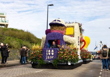 Noordwijk, Hollanda - 22 Nisan 2023: Bloemencorso Bollenstreek 'te Noordwijk' ten Hollanda 'daki Haarlem' e her yıl düzenlenen Bahar Çiçeği Geçidi 'nde muhteşem çiçekler kaplandı. 