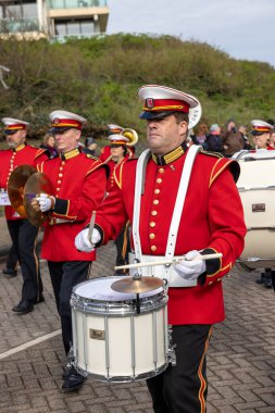 Noordwijk, Hollanda - 22 Nisan 2023: Bloemencorso Bollenstreek 'te Noordwijk' ten Hollanda 'daki Haarlem' e her yıl düzenlenen Bahar Çiçeği Geçidi 'nde muhteşem çiçekler kaplandı. 
