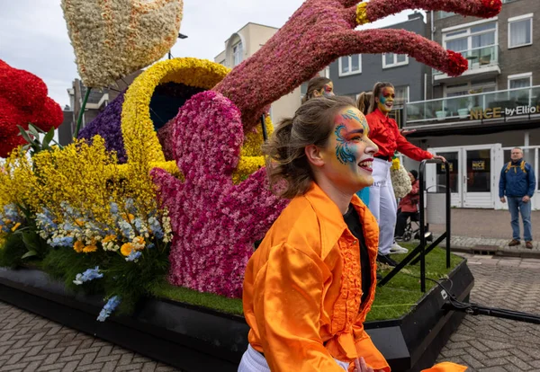 stock image Noordwijk, Netherlands - April 22, 2023: Spectacular flower covered floats in the Bloemencorso Bollenstreek the annual spring flower parade from Noordwijk to Haarlem in the Netherlands. 