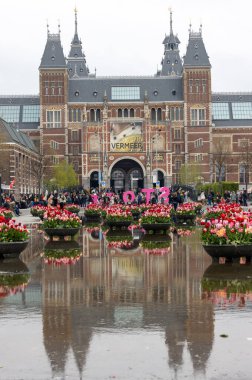 Amsterdam, Hollanda - 21 Nisan 2023: Amsterdam 'daki Rijksmuseum - Hollandalı ressam Johannes Vermeer üzerine yapılmış en büyük sergi -