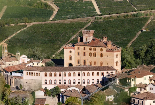 Langhe Bölgesindeki Üzüm Bağlarıyla Çevrili Falletti Şatosuyla Barolo Kasabası Piedmont — Stok fotoğraf