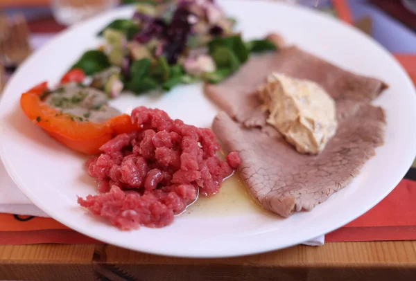 Une Délicieuse Entrée Piémont Tartare Steak Carpaccio Poivrons Farcis Salade Photos De Stock Libres De Droits