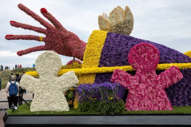 Noordwijk, Hollanda - 22 Nisan 2023: Bloemencorso Bollenstreek 'te Noordwijk' ten Hollanda 'daki Haarlem' e her yıl düzenlenen Bahar Çiçeği Geçidi 'nde muhteşem çiçekler kaplandı. 