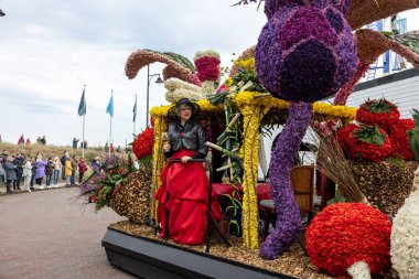Noordwijk, Hollanda - 22 Nisan 2023: Bloemencorso Bollenstreek 'te Noordwijk' ten Hollanda 'daki Haarlem' e her yıl düzenlenen Bahar Çiçeği Geçidi 'nde muhteşem çiçekler kaplandı. 