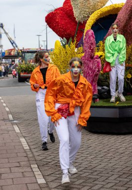 Noordwijk, Hollanda - 22 Nisan 2023: Bloemencorso Bollenstreek 'te Noordwijk' ten Hollanda 'daki Haarlem' e her yıl düzenlenen Bahar Çiçeği Geçidi 'nde muhteşem çiçekler kaplandı. 