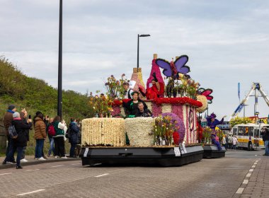 Noordwijk, Hollanda - 22 Nisan 2023: Bloemencorso Bollenstreek 'te Noordwijk' ten Hollanda 'daki Haarlem' e her yıl düzenlenen Bahar Çiçeği Geçidi 'nde muhteşem çiçekler kaplandı. 