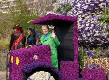 Noordwijk, Hollanda - 22 Nisan 2023: Bloemencorso Bollenstreek 'te Noordwijk' ten Hollanda 'daki Haarlem' e her yıl düzenlenen Bahar Çiçeği Geçidi 'nde muhteşem çiçekler kaplandı. 