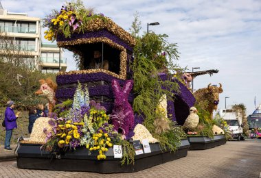 Noordwijk, Hollanda - 22 Nisan 2023: Bloemencorso Bollenstreek 'te Noordwijk' ten Hollanda 'daki Haarlem' e her yıl düzenlenen Bahar Çiçeği Geçidi 'nde muhteşem çiçekler kaplandı. 