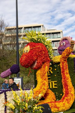Noordwijk, Hollanda - 22 Nisan 2023: Bloemencorso Bollenstreek 'te Noordwijk' ten Hollanda 'daki Haarlem' e her yıl düzenlenen Bahar Çiçeği Geçidi 'nde muhteşem çiçekler kaplandı. 