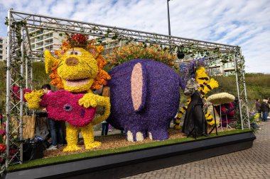 Noordwijk, Hollanda - 22 Nisan 2023: Bloemencorso Bollenstreek 'te Noordwijk' ten Hollanda 'daki Haarlem' e her yıl düzenlenen Bahar Çiçeği Geçidi 'nde muhteşem çiçekler kaplandı. 