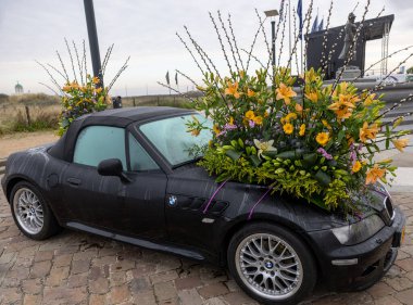 Noordwijk, Hollanda - 22 Nisan 2023: Bloemencorso Bollenstreek 'te Noordwijk' ten Hollanda 'daki Haarlem' e yıllık bahar çiçek geçit töreninde yer alan çiçeklerle süslenmiş arabalar. 