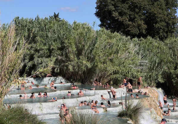 Saturnia, İtalya - 13 Eylül 2022 İnsanlar Satürn 'ün kaplıcalarında banyo yapıyorlar Therme, Saturnia, Toskana, İtalya 