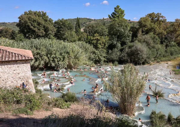 Saturnia, İtalya - 13 Eylül 2022 İnsanlar Satürn 'ün kaplıcalarında banyo yapıyorlar Therme, Saturnia, Toskana, İtalya 