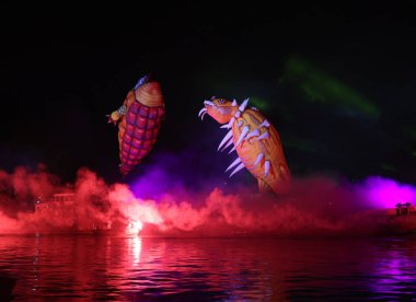 Cracow, Polonya - 4 Haziran 2022 Büyük Ejder Geçidi. Vistula Nehri 'ndeki Büyük Açık Hava Şovu.