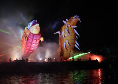 Cracow, Polonya - 4 Haziran 2022 Büyük Ejder Geçidi. Vistula Nehri 'ndeki Büyük Açık Hava Şovu.