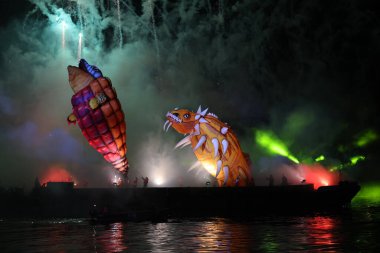 Cracow, Polonya - 4 Haziran 2022 Büyük Ejder Geçidi. Vistula Nehri 'ndeki Büyük Açık Hava Şovu.