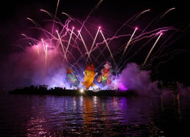 Cracow, Polonya - 4 Haziran 2022 Büyük Ejder Geçidi. Vistula Nehri 'ndeki Büyük Açık Hava Şovu.