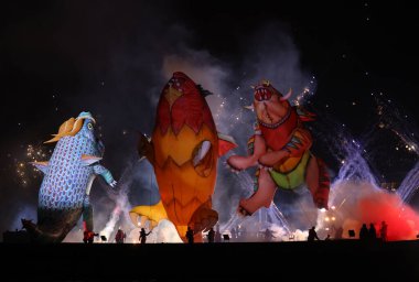 Cracow, Polonya - 4 Haziran 2022 Büyük Ejder Geçidi. Vistula Nehri 'ndeki Büyük Açık Hava Şovu.