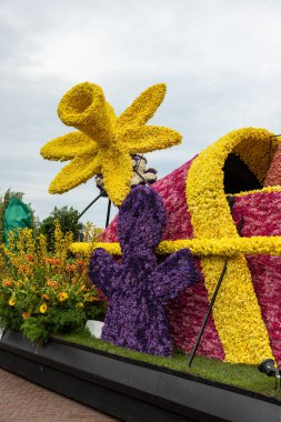 Noordwijk, Hollanda - 22 Nisan 2023: Bloemencorso Bollenstreek 'te Noordwijk' ten Hollanda 'daki Haarlem' e her yıl düzenlenen Bahar Çiçeği Geçidi 'nde muhteşem çiçekler kaplandı. 