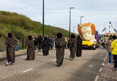 Noordwijk, Hollanda - 22 Nisan 2023: Bloemencorso Bollenstreek 'te Noordwijk' ten Hollanda 'daki Haarlem' e her yıl düzenlenen Bahar Çiçeği Geçidi 'nde muhteşem çiçekler kaplandı. 