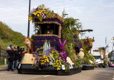 Noordwijk, Hollanda - 22 Nisan 2023: Bloemencorso Bollenstreek 'te Noordwijk' ten Hollanda 'daki Haarlem' e her yıl düzenlenen Bahar Çiçeği Geçidi 'nde muhteşem çiçekler kaplandı. 