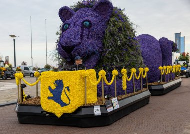 Noordwijk, Hollanda - 22 Nisan 2023: Bloemencorso Bollenstreek 'te Noordwijk' ten Hollanda 'daki Haarlem' e her yıl düzenlenen Bahar Çiçeği Geçidi 'nde muhteşem çiçekler kaplandı. 