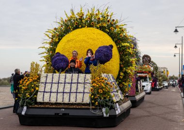 Noordwijk, Hollanda - 22 Nisan 2023: Bloemencorso Bollenstreek 'te Noordwijk' ten Hollanda 'daki Haarlem' e her yıl düzenlenen Bahar Çiçeği Geçidi 'nde muhteşem çiçekler kaplandı. 