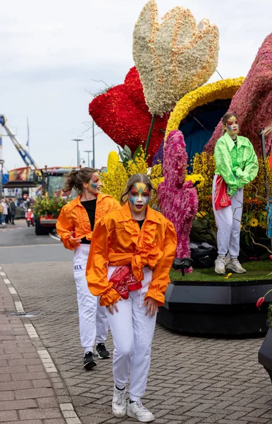 Noordwijk Niederlande April 2023 Spektakuläre Blumengeschmückte Festwagen Bloemencorso Bollenstreek Bei — Stockfoto