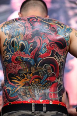 Krakow, Polonya - 11 Haziran 2022: Krakow 'daki 15. Dövme Fuarı' nda en iyi dövme yarışması sırasında kimliği belirsiz katılımcı. En prestijli dövme festivallerinden biri..