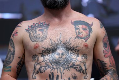 Krakow, Polonya - 11 Haziran 2022: Krakow 'daki 15. Dövme Fuarı' nda en iyi dövme yarışması sırasında kimliği belirsiz katılımcı. En prestijli dövme festivallerinden biri..