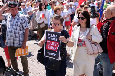 Krakow, Polonya - 4 Haziran 2023: Özgürlük yürüyüşü, demokrasiyi savunmak için yürüyüş, Krakow Varşova 'daki büyük yürüyüşü destekliyor.