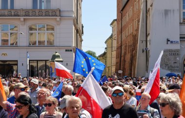 Krakow, Polonya - 4 Haziran 2023: Özgürlük yürüyüşü, demokrasiyi savunmak için yürüyüş, Krakow Varşova 'daki büyük yürüyüşü destekliyor.