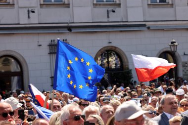 Krakow, Polonya - 4 Haziran 2023: Özgürlük yürüyüşü, demokrasiyi savunmak için yürüyüş, Krakow Varşova 'daki büyük yürüyüşü destekliyor.