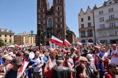 Krakow, Polonya - 4 Haziran 2023: Özgürlük yürüyüşü, demokrasiyi savunmak için yürüyüş, Krakow Varşova 'daki büyük yürüyüşü destekliyor.