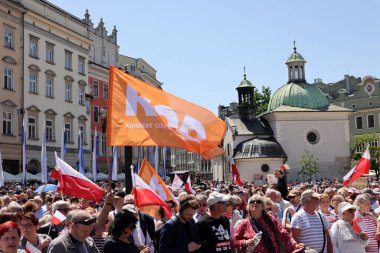 Krakow, Polonya - 4 Haziran 2023: Özgürlük yürüyüşü, demokrasiyi savunmak için yürüyüş, Krakow Varşova 'daki büyük yürüyüşü destekliyor.