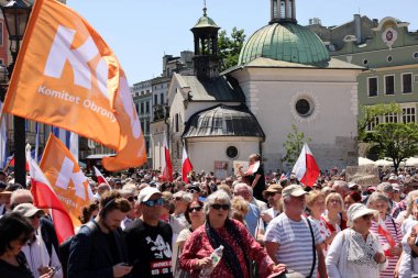 Krakow, Polonya - 4 Haziran 2023: Özgürlük yürüyüşü, demokrasiyi savunmak için yürüyüş, Krakow Varşova 'daki büyük yürüyüşü destekliyor.