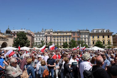 Krakow, Polonya - 4 Haziran 2023: Özgürlük yürüyüşü, demokrasiyi savunmak için yürüyüş, Krakow Varşova 'daki büyük yürüyüşü destekliyor.