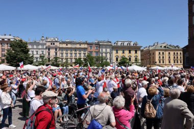 Krakow, Polonya - 4 Haziran 2023: Özgürlük yürüyüşü, demokrasiyi savunmak için yürüyüş, Krakow Varşova 'daki büyük yürüyüşü destekliyor.