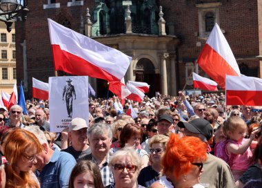 Krakow, Polonya - 4 Haziran 2023: Özgürlük yürüyüşü, demokrasiyi savunmak için yürüyüş, Krakow Varşova 'daki büyük yürüyüşü destekliyor.