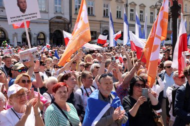 Krakow, Polonya - 4 Haziran 2023: Özgürlük yürüyüşü, demokrasiyi savunmak için yürüyüş, Krakow Varşova 'daki büyük yürüyüşü destekliyor.